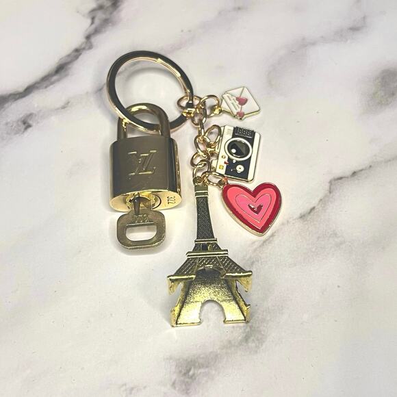 Louis Vuitton Lock & Key #322 with a Paris-Themed Charms Keychain - Picture 1 of 5